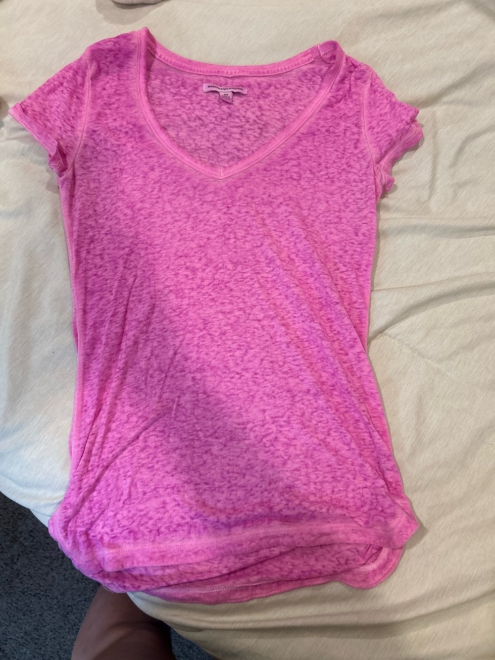 American Eagle Outfitters Bright Pink V-Neck Short Sleeve Tee